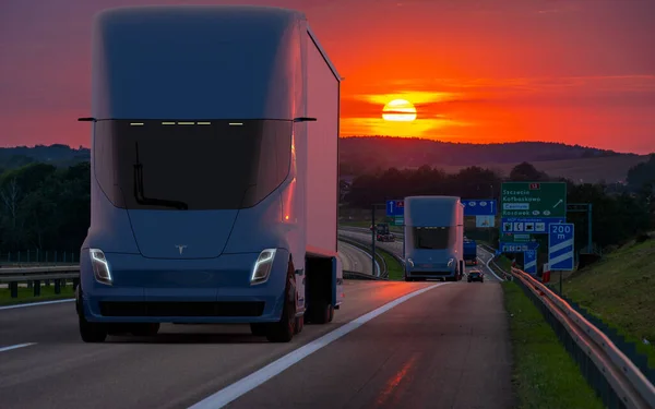 Teslas Neuer Elektro Sattelschlepper Auf Der Autobahn — Stockfoto