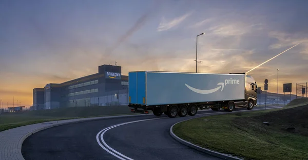 Samochód Ciężarowy Przyczepą Amazon Prime Logo Autostradzie Rano — Zdjęcie stockowe