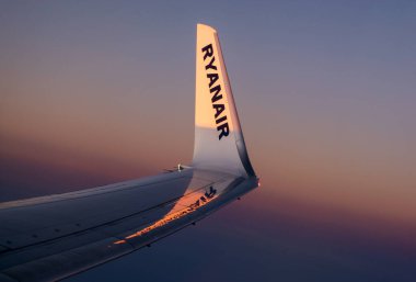 Düşük maliyetli Ryanair havayollarına ait bir Boeing 737-800 kanat.