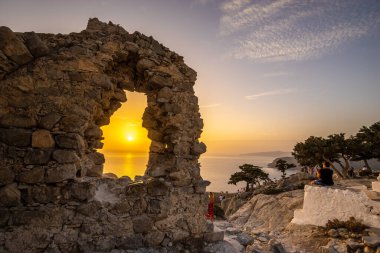 Monolithos şatosunda gün batımı, Rodos adası, Yunanistan