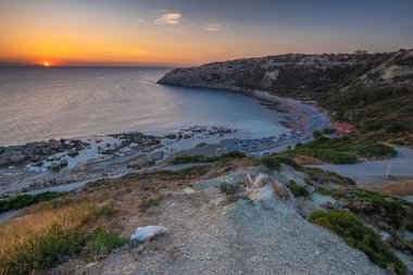 Gündoğumunda tepeden görülen Faliraki çıplaklar plajı, Rodos, Yunanistan