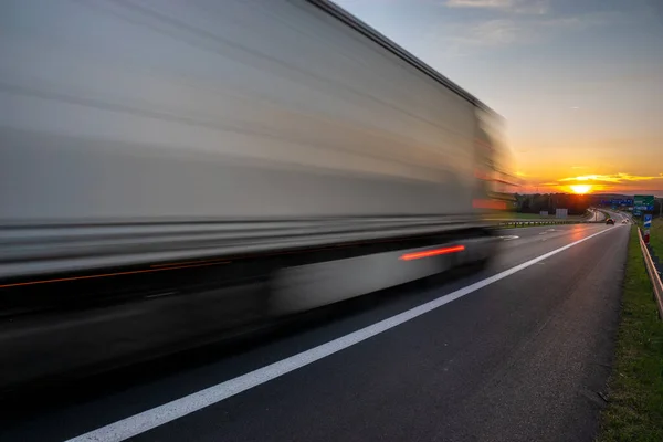 Ciężarówka Przyspiesza Autostradzie Kierunku Zachodzącego Słońca — Zdjęcie stockowe