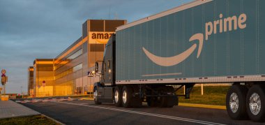Lojistik merkezinde Amazon karavanıyla Mack Marşı