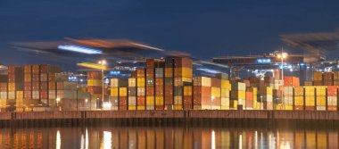 Turnalar konteynır yığınlarının üzerinde programlanmış yörünge boyunca ilerliyorlar