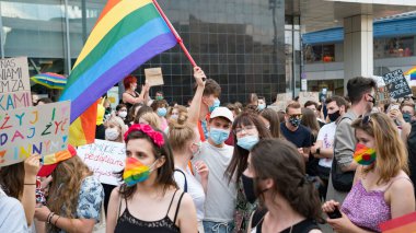KATOWICE / Polonya - 10 Ağustos 2020: LGBT eşitlik yürüyüşü. Gökkuşağı kıyafeti giyen gençler LGBTQ + hakları için mücadele ediyorlar. Koronavirüs salgını sırasında gösteri. Gökkuşağı bayrakları, bayraklar.