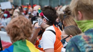 KATOWICE / Polonya - 10 Ağustos 2020: LGBT eşitlik yürüyüşü. Gökkuşağı kıyafeti giyen gençler LGBTQ + hakları için mücadele ediyorlar. Koronavirüs salgını sırasında gösteri. Gökkuşağı bayrakları, bayraklar.
