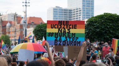 KATOWICE / Polonya - 10 Ağustos 2020: LGBT eşitlik yürüyüşü. Gökkuşağı kıyafeti giyen gençler LGBTQ + hakları için mücadele ediyorlar. Koronavirüs salgını sırasında gösteri. Gökkuşağı bayrakları, bayraklar.