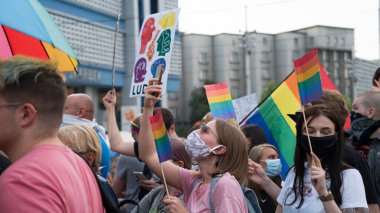 KATOWICE / Polonya - 10 Ağustos 2020: LGBT eşitlik yürüyüşü. Gökkuşağı kıyafeti giyen gençler LGBTQ + hakları için mücadele ediyorlar. Koronavirüs salgını sırasında gösteri. Gökkuşağı bayrakları, bayraklar.