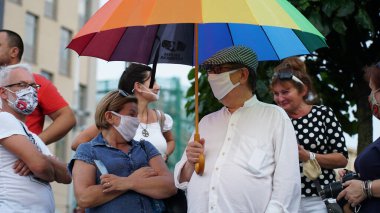 KATOWICE / Polonya - 10 Ağustos 2020: LGBT eşitlik yürüyüşü. Gökkuşağı kıyafeti giyen gençler LGBTQ + hakları için mücadele ediyorlar. Koronavirüs salgını sırasında gösteri. Gökkuşağı bayrakları, bayraklar.