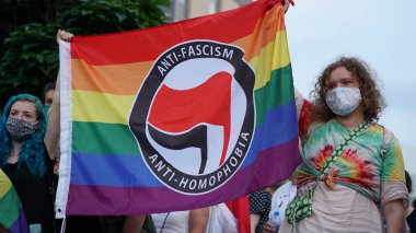 KATOWICE / Polonya - 10 Ağustos 2020: LGBT eşitlik yürüyüşü. Gökkuşağı kıyafeti giyen gençler LGBTQ + hakları için mücadele ediyorlar. Koronavirüs salgını sırasında gösteri. Gökkuşağı bayrakları, bayraklar.