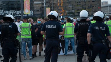 KATOWICE / Polonya - 10 Ağustos 2020: LGBT eşitliği mücadelesi. Gurur, Polonya 'da önyargıyla karşılaşır. LGBT 'ye karşı savaşan bir grup gelenekçi. Koronavirüs salgını sırasında gösteri.