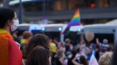 KATOWICE / Polonya - 10 Ağustos 2020: LGBT eşitlik yürüyüşü. Gökkuşağı kıyafeti giyen gençler LGBTQ + hakları için mücadele ediyorlar. Koronavirüs salgını sırasında gösteri. Gökkuşağı bayrakları, bayraklar.