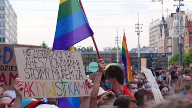 KATOWICE / Polonya - 10 Ağustos 2020: LGBT eşitlik yürüyüşü. Gökkuşağı kıyafeti giyen gençler LGBTQ + hakları için mücadele ediyorlar. Koronavirüs salgını sırasında gösteri. Gökkuşağı bayrakları, bayraklar.