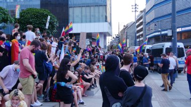 KATOWICE / Polonya - 10 Ağustos 2020: LGBT eşitlik yürüyüşü. Gökkuşağı kıyafeti giyen gençler LGBTQ + hakları için mücadele ediyorlar. Koronavirüs salgını sırasında gösteri. Gökkuşağı bayrakları, bayraklar.