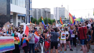 KATOWICE / Polonya - 10 Ağustos 2020: LGBT eşitlik yürüyüşü. Gökkuşağı kıyafeti giyen gençler LGBTQ + hakları için mücadele ediyorlar. Koronavirüs salgını sırasında gösteri. Gökkuşağı bayrakları, bayraklar.