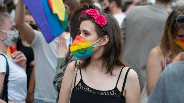 カトヴィツェ ポーランド 2020年8月10日Lgbt平等行進曲 虹色の服を着た若者たちがLgbtq の権利のために戦っています コロナウイルスのパンデミックの間のデモ 虹の旗旗 — ストック写真