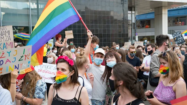 Katowice Polen Augustus 2020 Lgbt Gelijkheidsmars Jongeren Met Regenboogkleding Vechten — Stockfoto