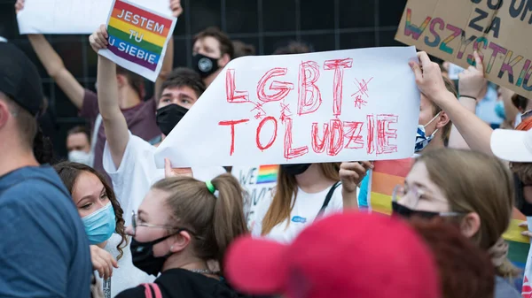 カトヴィツェ ポーランド 2020年8月10日Lgbt平等行進曲 虹色の服を着た若者たちがLgbtq の権利のために戦っています コロナウイルスのパンデミックの間のデモ 虹の旗旗 — ストック写真