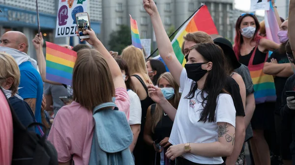 Katowice Poland August 2020 Lgbt Equality March 身穿彩虹衣服的年轻人正在为Lgbtq 的权利而奋斗 在大肠病毒大流行期间进行示范 — 图库照片