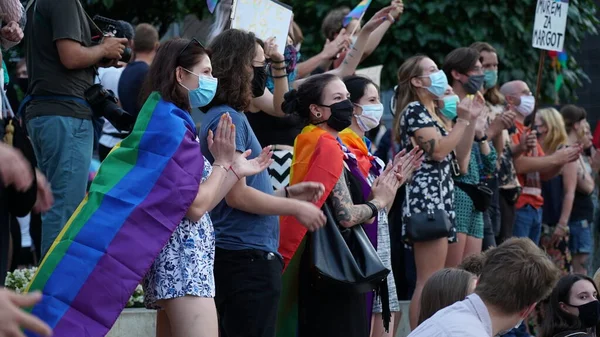 Katowice Poland August 2020 Lgbt Equality March 身穿彩虹衣服的年轻人正在为Lgbtq 的权利而奋斗 在大肠病毒大流行期间进行示范 — 图库照片