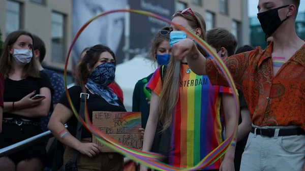 Katowice Poland August 2020 Lgbt Equality March 身穿彩虹衣服的年轻人正在为Lgbtq 的权利而奋斗 在大肠病毒大流行期间进行示范 — 图库照片