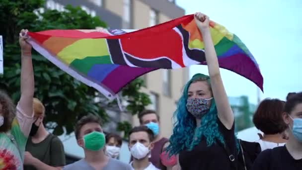 カトヴィツェ ポーランド 2020年8月10日Lgbt平等行進曲 虹色の服を着た若者たちがLgbtq の権利のために戦っています コロナウイルスのパンデミックの間のデモ 虹の旗旗 — ストック動画