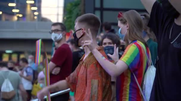 Katowice Polen August 2020 Lgbt Gleichstellungsmarsch Junge Menschen Regenbogenkleidung Kämpfen — Stockvideo