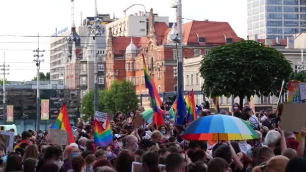カトヴィツェ ポーランド 2020年8月10日Lgbt平等行進曲 虹色の服を着た若者たちがLgbtq の権利のために戦っています コロナウイルスのパンデミックの間のデモ 虹の旗旗 — ストック動画