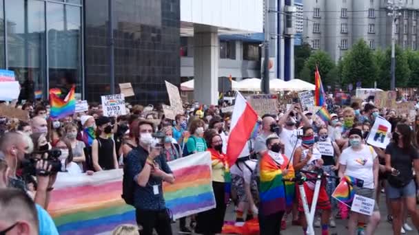 Katowice Polen August 2020 Lgbt Gleichstellungsmarsch Junge Menschen Regenbogenkleidung Kämpfen — Stockvideo