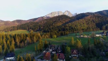 Yazın veya ilkbaharda gün batımında karla kaplı yeşil tepelerin ve dağların havadan görünüşü. Polonya 'nın Tatra Dağları' nda ve Zakopane 'nin Panorama' sında Giewont dağ kitlesi. 