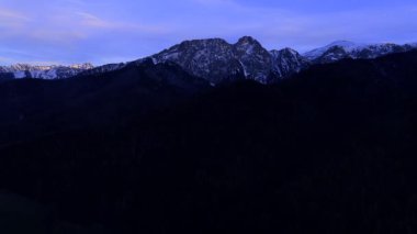 Yazın veya ilkbaharda karla kaplı dağların hava gece manzarası. Polonya 'nın Tatra Dağları' nda ve akşam veya gece geç saatlerde Zakopane 'nin Panorama' sında Giewont dağ kitlesi.