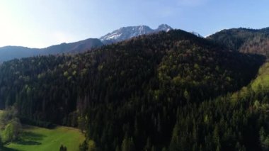 Yazın veya ilkbaharda karla kaplı yeşil tepelerin ve dağların havadan görünüşü. Polonya 'nın Tatra Dağları' nda ve Zakopane 'nin Panorama' sında Giewont dağ kitlesi