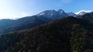 Yazın veya ilkbaharda karla kaplı yeşil tepelerin ve dağların havadan görünüşü. Polonya 'nın Tatra Dağları' nda ve Zakopane 'nin Panorama' sında Giewont dağ kitlesi