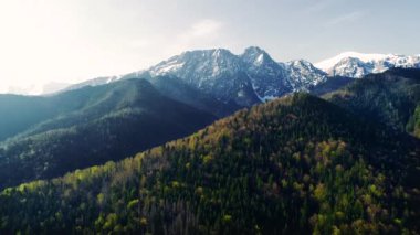 Sonbahar ya da ilkbaharda karla kaplı yeşil tepelerin ve dağların havadan görünüşü. Polonya 'nın Tatra Dağları' nda ve Zakopane 'nin Panorama' sında Giewont dağ kitlesi