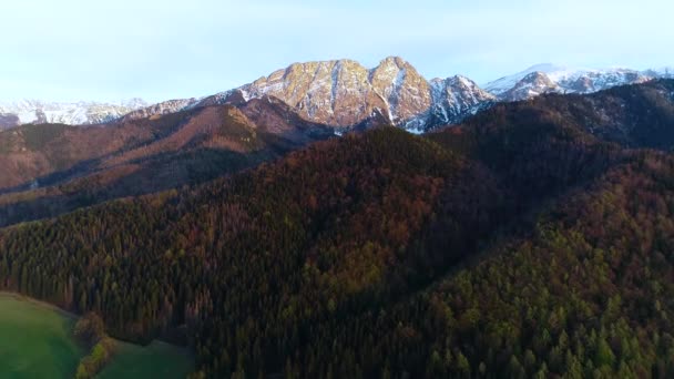 Letecký pohled na zelené kopce a hory pokryté sněhem na podzim. Giewont horský masiv v Tatrách v Polsku a panorama Zakopane