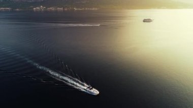 Yelkenli sürat teknesi, yat ve yelkenlinin havadan görünüşü. İtalya, Monako, Fransa, İbiza, Hırvatistan, Yunanistan veya Fort Lauderdale 'de deniz üzerinde gün batımı. Yaz mevsiminde lüks yaşam tarzı