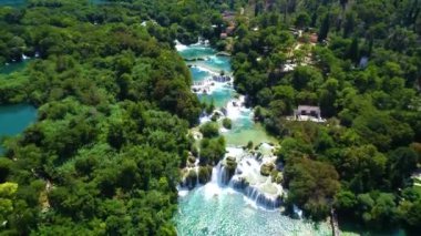 Ulusal Park Krka Şelaleleri, Skradin, Hırvatistan. Krka Şelaleleri 'nin havadan görünüşü. Avrupa 'da turkuaz şelale. Dünya mirasının ünlü yerleri.. 