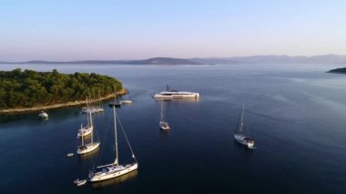 Hırvatistan, Fransa, Yunanistan, İbiza, İtalya ve Avrupa 'da açılan beyaz lüks yat ve yelkenlilerin hava manzarası. Yat haftasında yaz mevsimi yelken deneyimi.