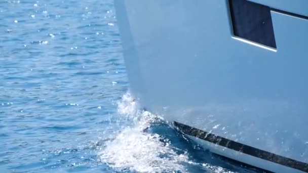 Blick Auf Den Bug Der Segeljacht Schöne Mediterrane Landschaft Während — Stockvideo