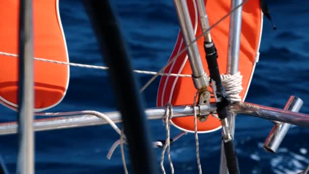 ヨットやヨットでのオレンジライフブイやライフベスト 地中海での安全な航海 帆船での生命の環のオンボードビュー — ストック動画