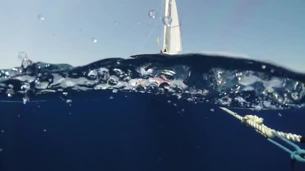 Vista Subacquea Sopra Acqua Barca Vela Bianca Ragazza Fenicottero Gonfiabile — Video Stock