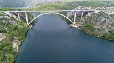 Sibenik Köprüsü 'nün havadan görüntüsü. Hırvatistan, Avrupa 'daki Krka Nehri üzerindeki otoyol köprüsü. Arka planda güzel Akdeniz manzarası, tekneler, yatlar, yelkenliler ve sürat tekneleri.