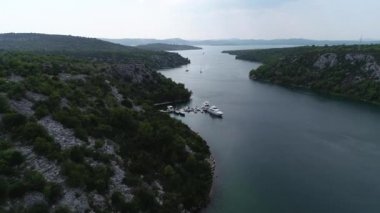 Beyaz yelkenlilerin ve yatların havadan görüntüsü turkuaz ve suyla marinaya yüklendi. Hırvatistan, Avrupa. Fransa, İtalya, Monako, Yunanistan ve İbiza 'da su sporları ve yat haftası. Akdeniz manzarası