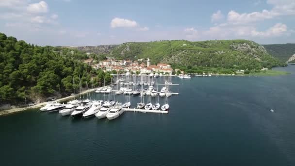 Beyaz Yelkenlilerin Yatların Havadan Görüntüsü Turkuaz Suyla Marinaya Yüklendi Hırvatistan — Stok video