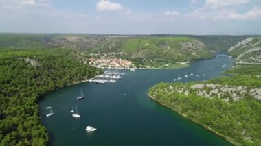 Limanda ya da limanda turkuaz ve suyla birlikte yüzen yelkenli ve yat manzarası. Hırvatistan, Avrupa. Fransa, İtalya, Monako, Yunanistan ve İbiza 'da su sporları ve liman. Akdeniz manzarası