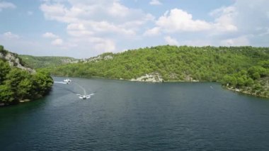 Turkuaz, su, Hırvatistan ve Avrupa üzerindeki yelkenli katamaran ve sürat teknesinin hava manzarası. Fransa, İtalya, Monako, Yunanistan ve İbiza 'da su sporları ve yat haftası. Akdeniz manzarası