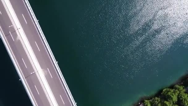 クロアチア ヨーロッパのKrka川の上のトラフィックとAutostrada橋の空中ビュー 背景に美しい地中海の緑の風景やヨットで — ストック動画
