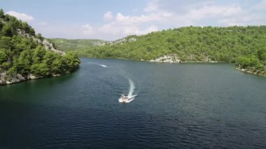 Turkuaz, su, Hırvatistan ve Avrupa üzerindeki sürat teknesinin havadan görünüşü. Fransa, İtalya, Monako, Yunanistan ve İbiza 'da su sporları ve yat haftası. Akdeniz manzarası