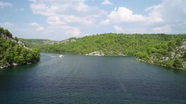Turkuaz, su, Hırvatistan ve Avrupa üzerindeki yelkenli katamaran ve sürat teknesinin hava manzarası. Fransa, İtalya, Monako, Yunanistan ve İbiza 'da su sporları ve yat haftası. Akdeniz manzarası