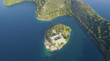 Hırvatistan 'daki Mljet Ulusal Parkı' nın Veliko ve Malo Gölleriyle hava manzarası. St. Mary Adası ve Benedictine Manastırı 'nın görüntüleri. Konsept: Hırvatistan 'da tatiller ve turistik eğlence